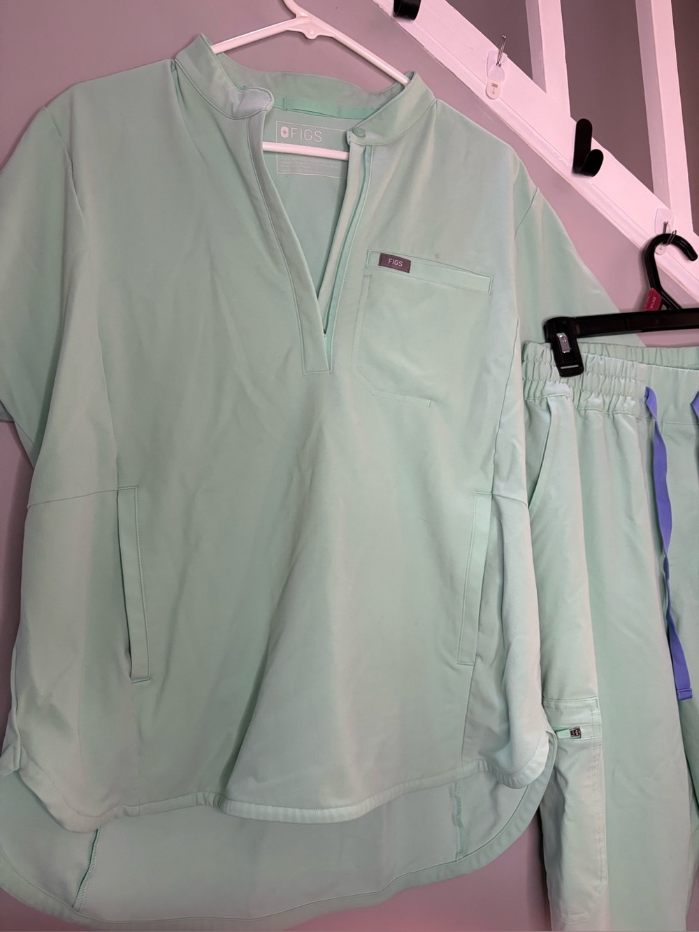 0169: Figs Women’s Mint Green Scrub Top & Drawstring Pants Set